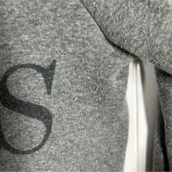 More Issues Than Vogue Graphic Long Sleeve Gray Sweatshirt Medium - Picture 6 of 6